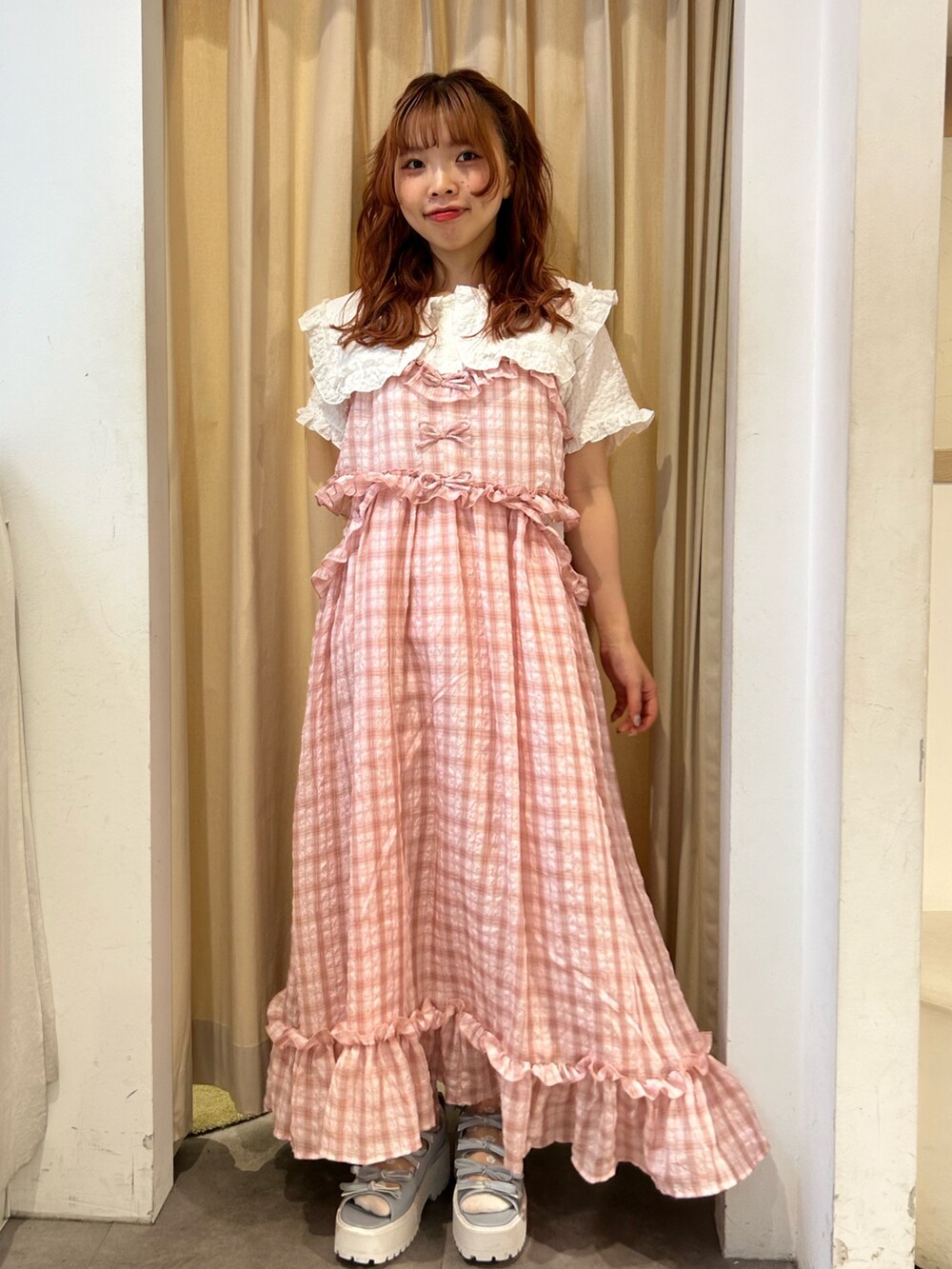 ピンク系のワンピース、ホワイト系のシャツ/ブラウス、ブルー系のサンダルを着用したレディースの夏コーディネートの2枚目の写真