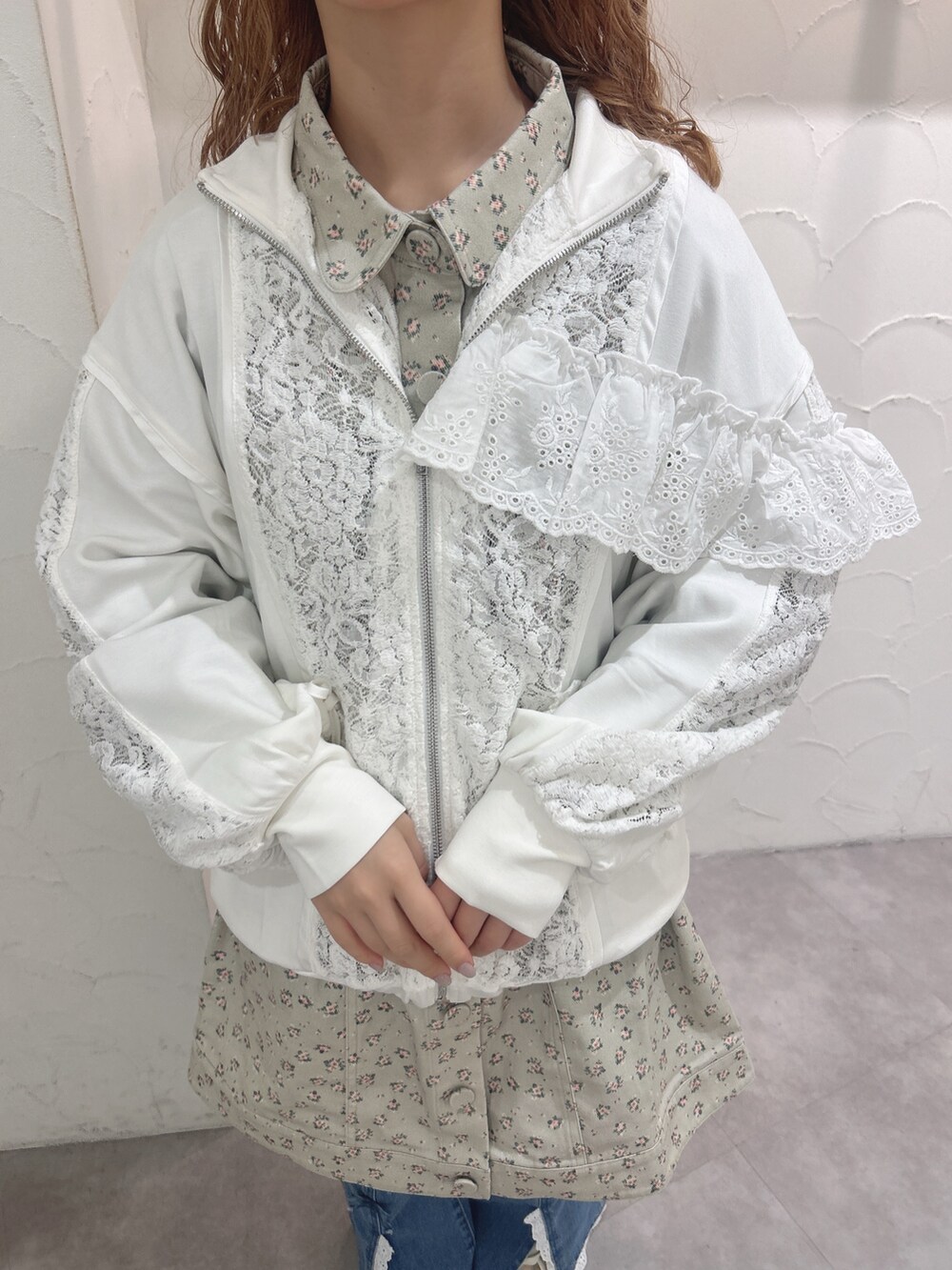 グリーン系のワンピース、ホワイト系のジャージ、ブルー系のデニムパンツを着用したレディースの秋コーディネートの8枚目の写真