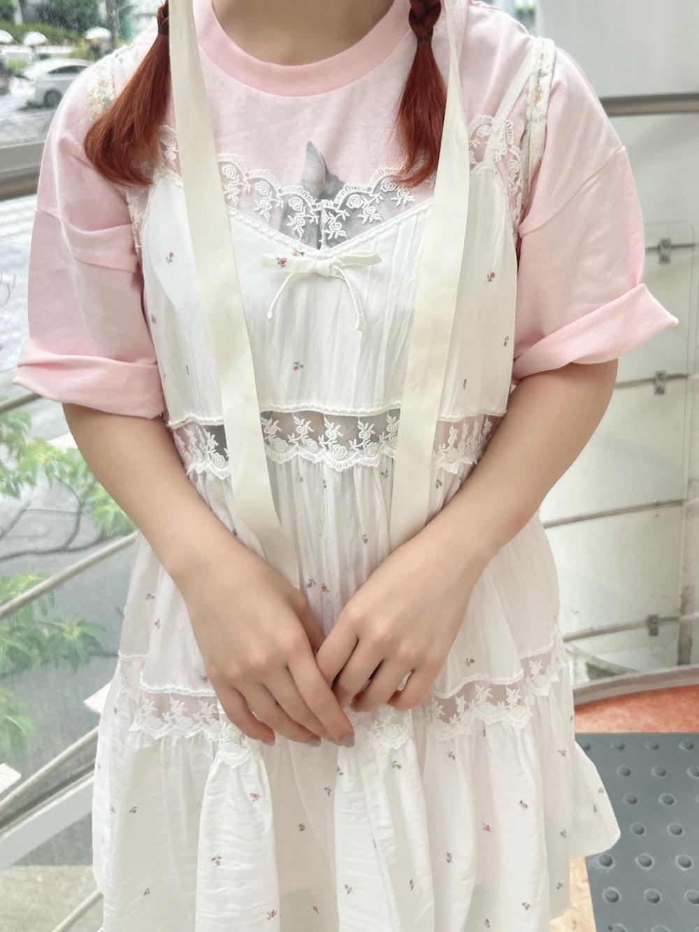 ピンク系のキャミソール、グレー系のスウェットパンツ、ピンク系のTシャツ/カットソーを着用したレディースの夏コーディネートの6枚目の写真