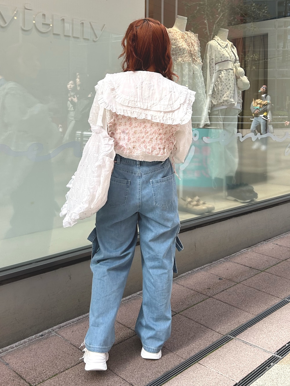 「merry jenny、メリージェニー、イエベ春、骨格ウェーブ、低身長コーデ、春コーデ、デニム、おでかけコーデ、トートバッグ、ダッドスニーカー、リメイクシューズ、つけ襟、春カラー、お花見、韓国ファッション」|「merry jennyのWフリルオーバーブラウス(シャツ/ブラウス、ホワイト系)」を使った、haruさん(レディース・152cm)の春コーディネートの4枚目の写真