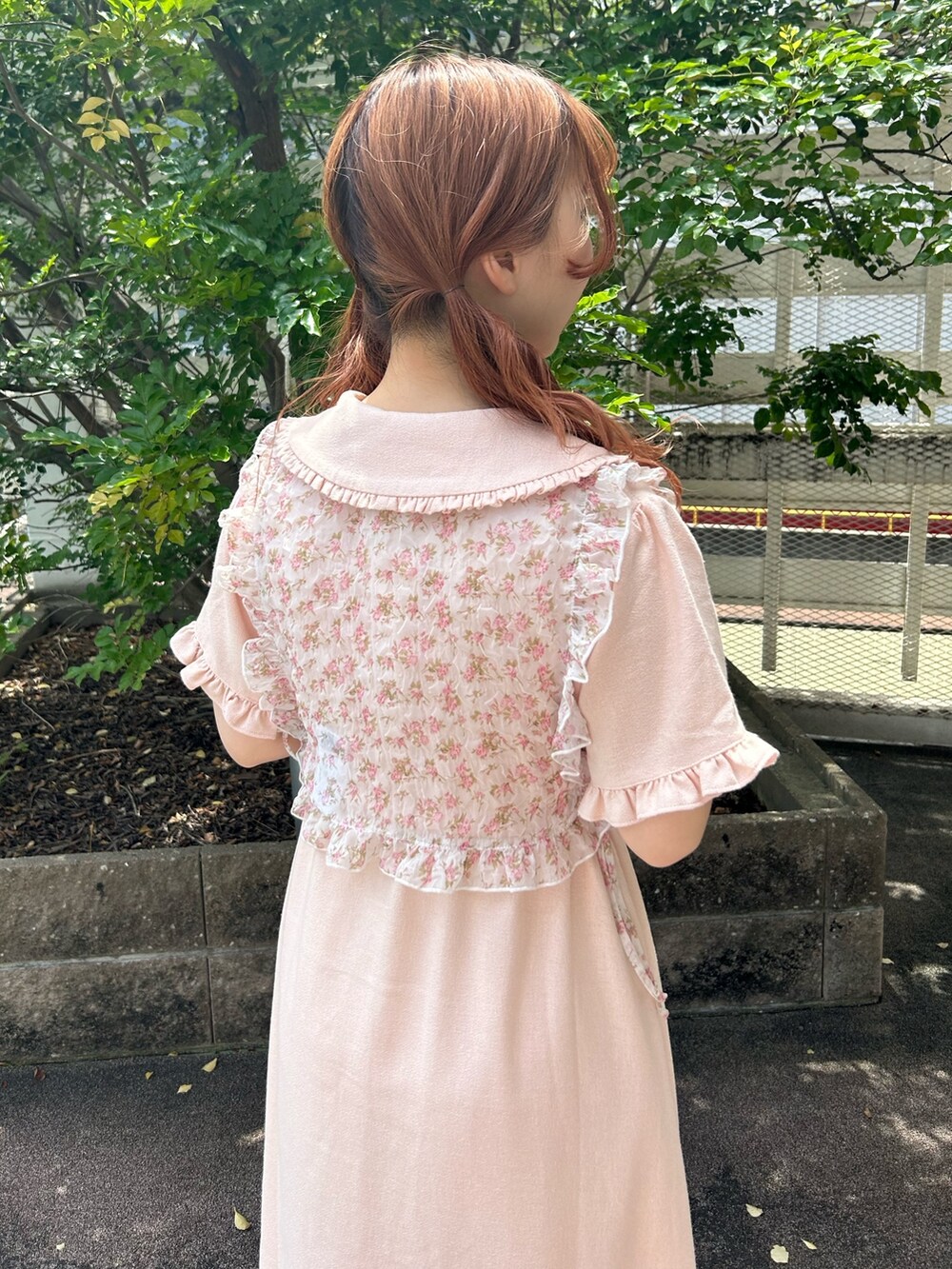 ピンク系のワンピース、ホワイト系のサンダル、ホワイト系の付け襟を着用したレディースの夏コーディネートの6枚目の写真