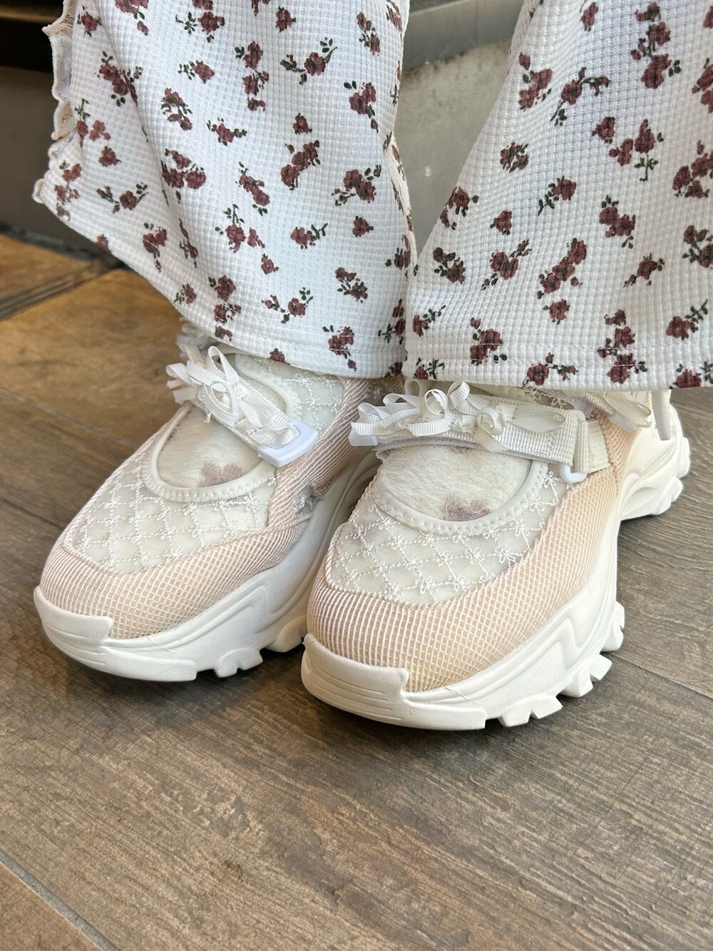 ホワイト系のTシャツ/カットソー、ピンク系のショルダーバッグ、ホワイト系のキャミソールを着用したレディースの春コーディネートの10枚目の写真