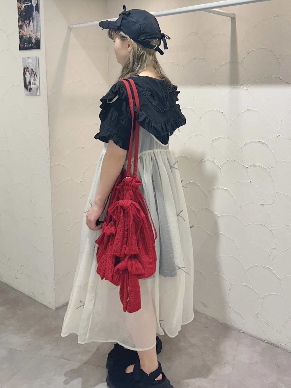 ホワイト系のワンピース、ブラック系のワンピース、レッド系のトートバッグを着用したレディースの夏コーディネートの3枚目の写真