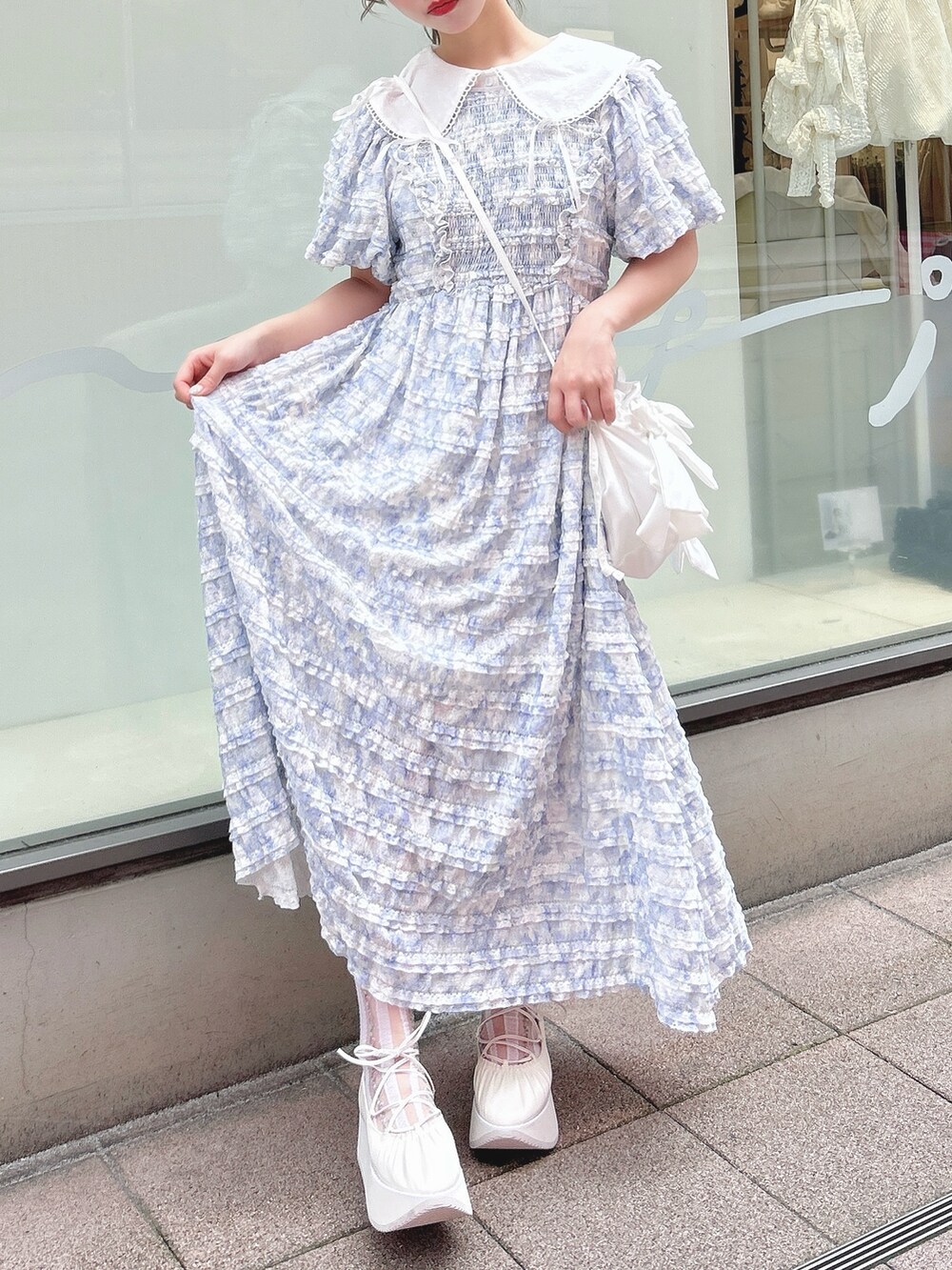 ホワイト系のシャツ/ブラウス、ブルー系のワンピース、ホワイト系のショルダーバッグを着用したレディースの夏コーディネートの9枚目の写真