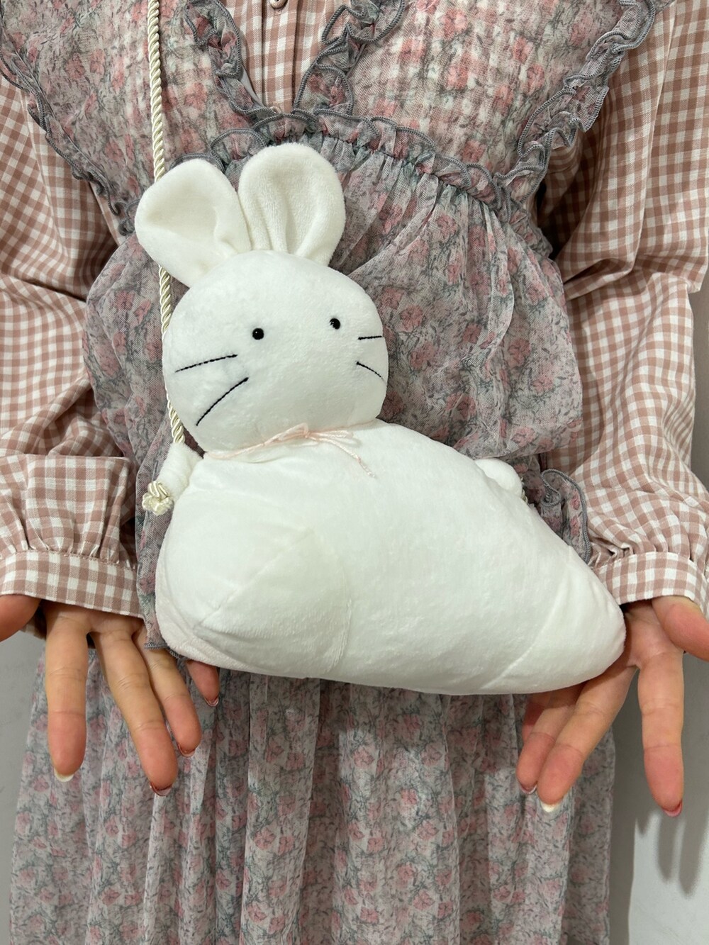 ピンク系のワンピース、ピンク系のワンピース、ホワイト系のスニーカーを着用したレディースの冬コーディネートの9枚目の写真