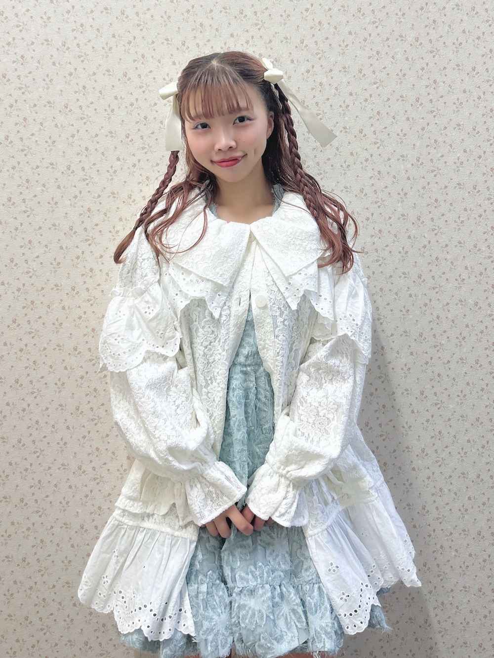 ホワイト系のテーラードジャケット、ブルー系のワンピース、ブラウン系のブーツを着用したレディースの秋コーディネートの5枚目の写真