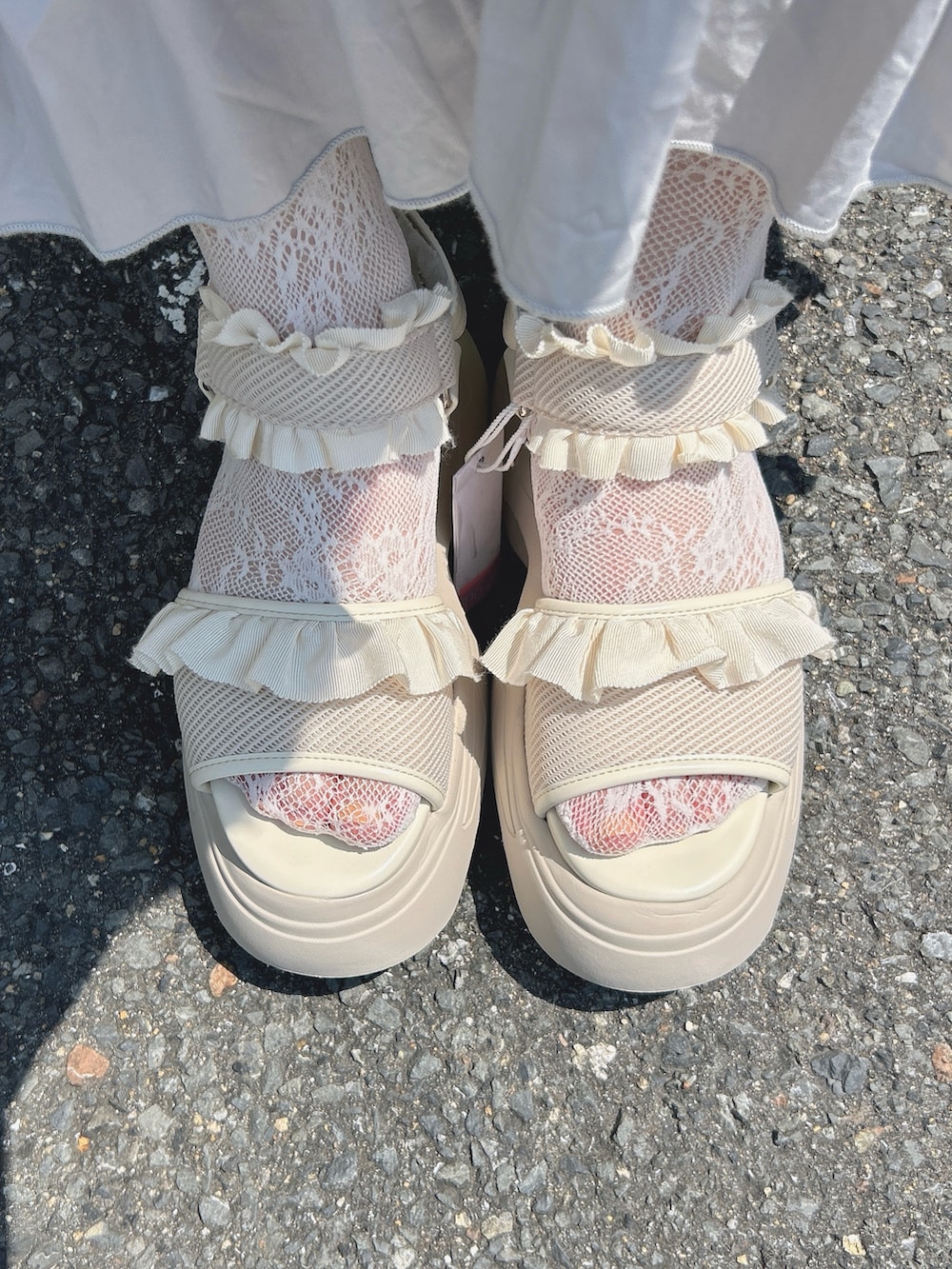 グレー系のワンピース、ホワイト系のキャミソール、ホワイト系のシャツ/ブラウスを着用したレディースの夏コーディネートの10枚目の写真