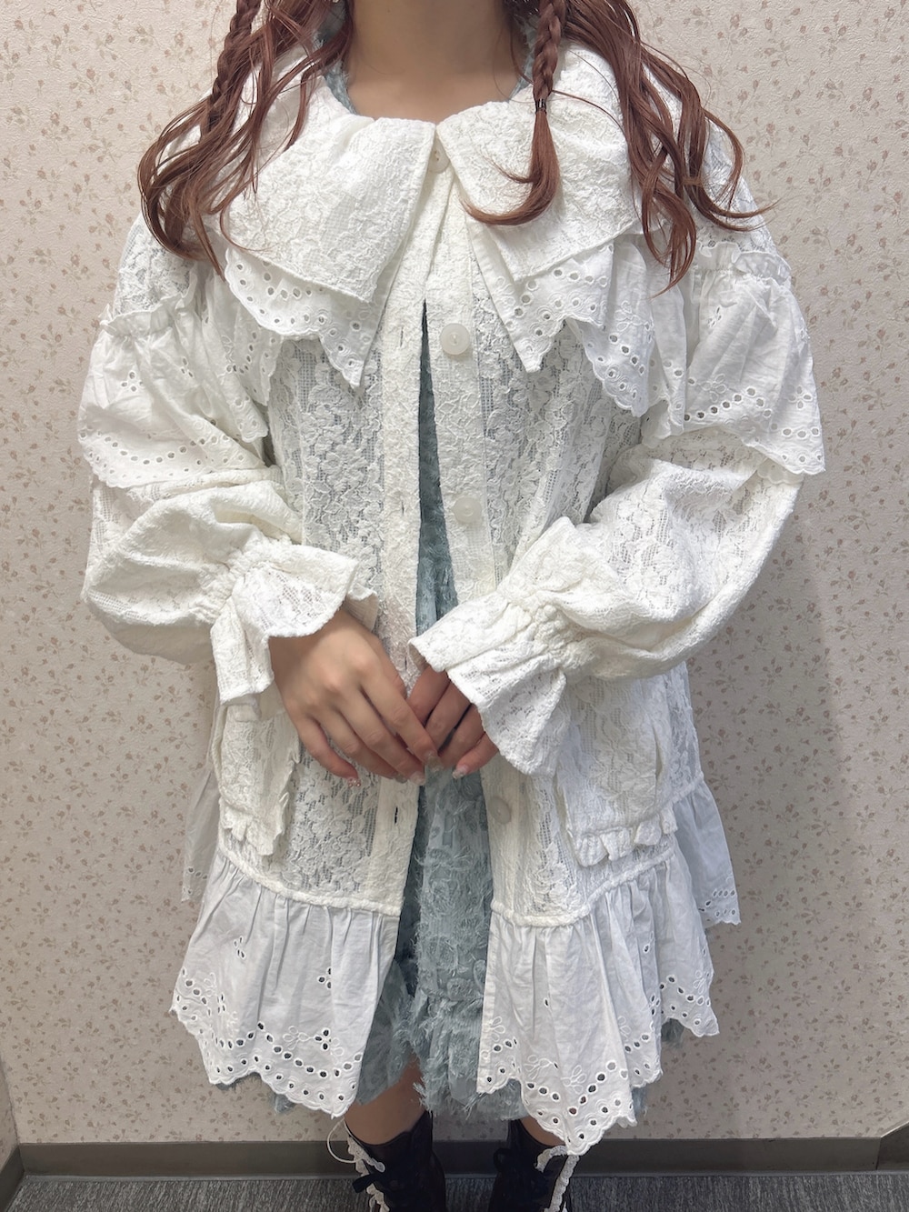 ホワイト系のテーラードジャケット、ブルー系のワンピース、ブラウン系のブーツを着用したレディースの秋コーディネートの8枚目の写真