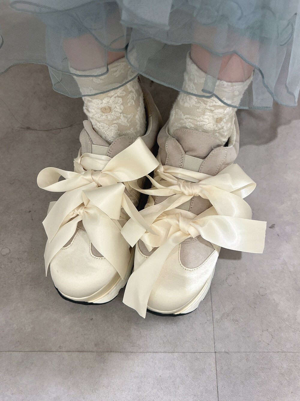 ブルー系のワンピース、ブルー系のキャミソール、ホワイト系のスニーカーを着用したレディースの夏コーディネートの7枚目の写真