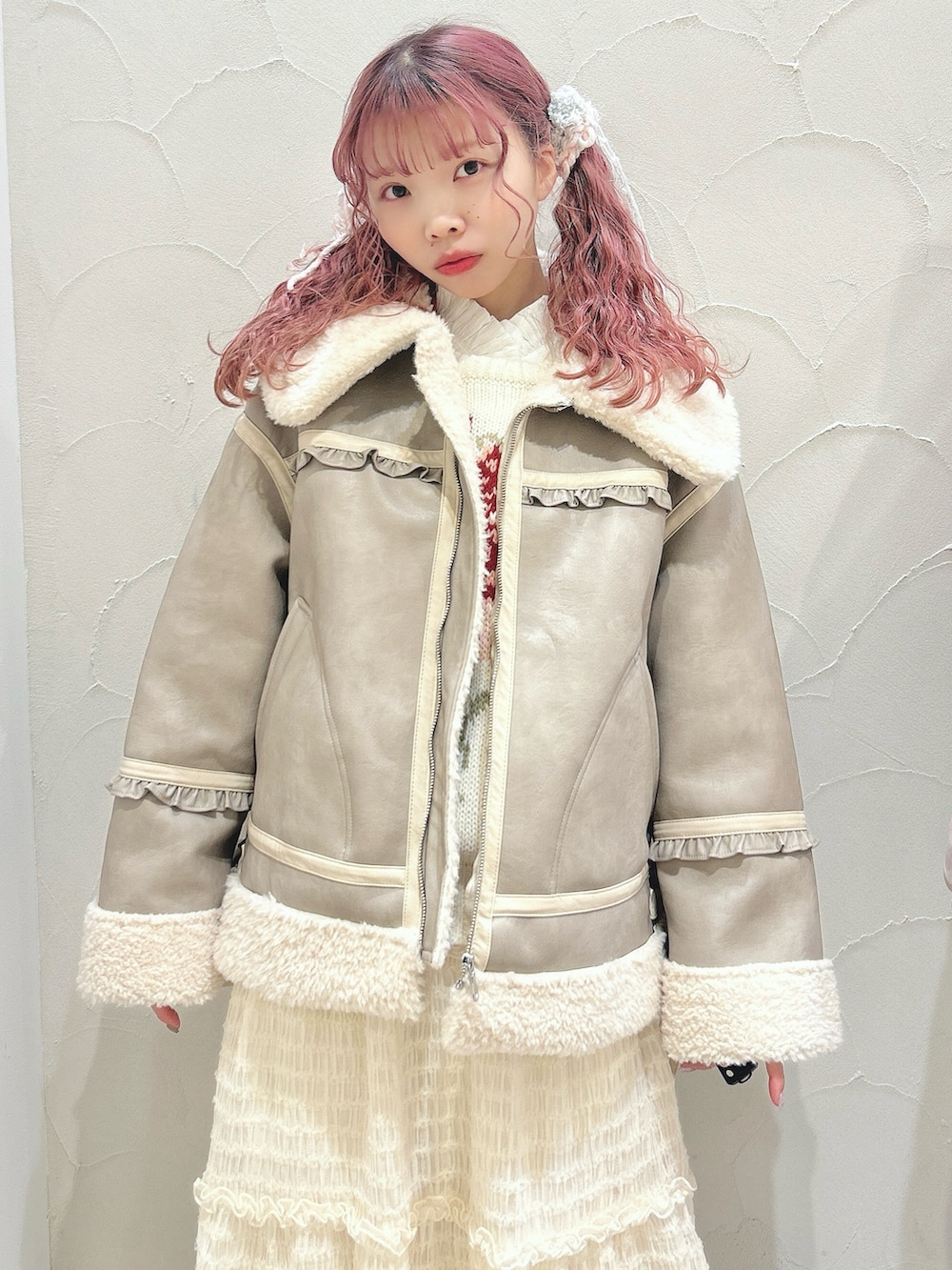 ホワイト系のシャツ/ブラウス、ホワイト系のベスト、ベージュ系のムートンコートを着用したレディースの冬コーディネートの5枚目の写真