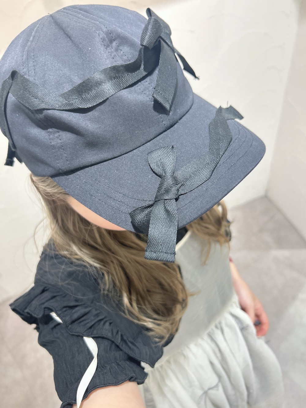 ホワイト系のワンピース、ブラック系のワンピース、レッド系のトートバッグを着用したレディースの夏コーディネートの9枚目の写真