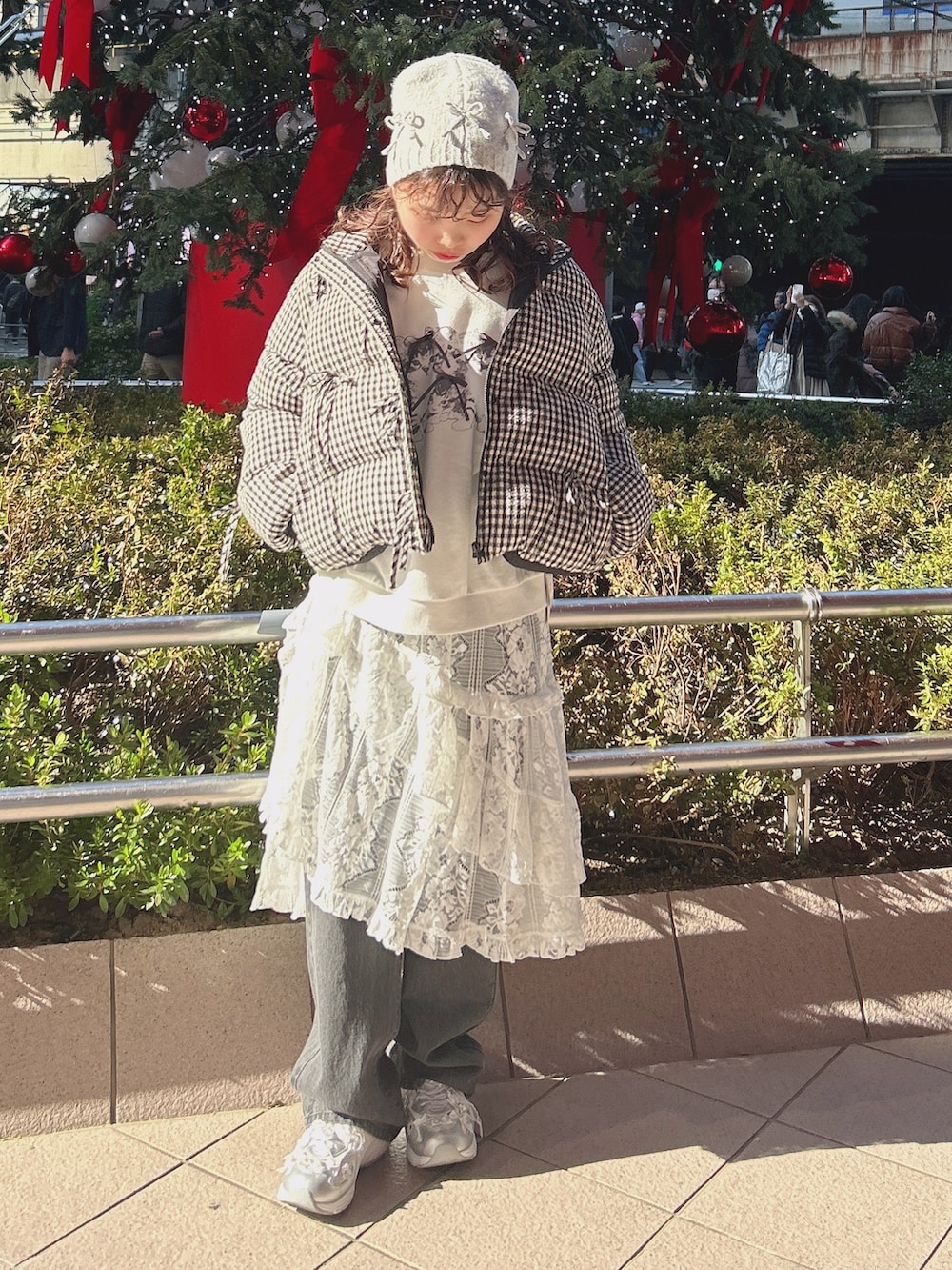 その他のブルゾン、ホワイト系のスウェット、ホワイト系のスカートを着用したレディースの冬コーディネートの3枚目の写真