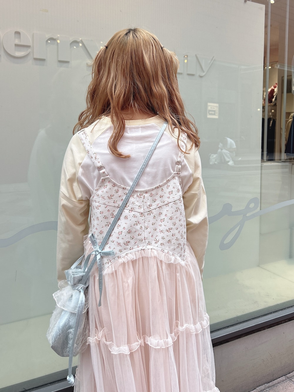 ピンク系のワンピース、イエロー系のTシャツ/カットソー、ブルー系のショルダーバッグを着用したレディースの秋コーディネートの5枚目の写真