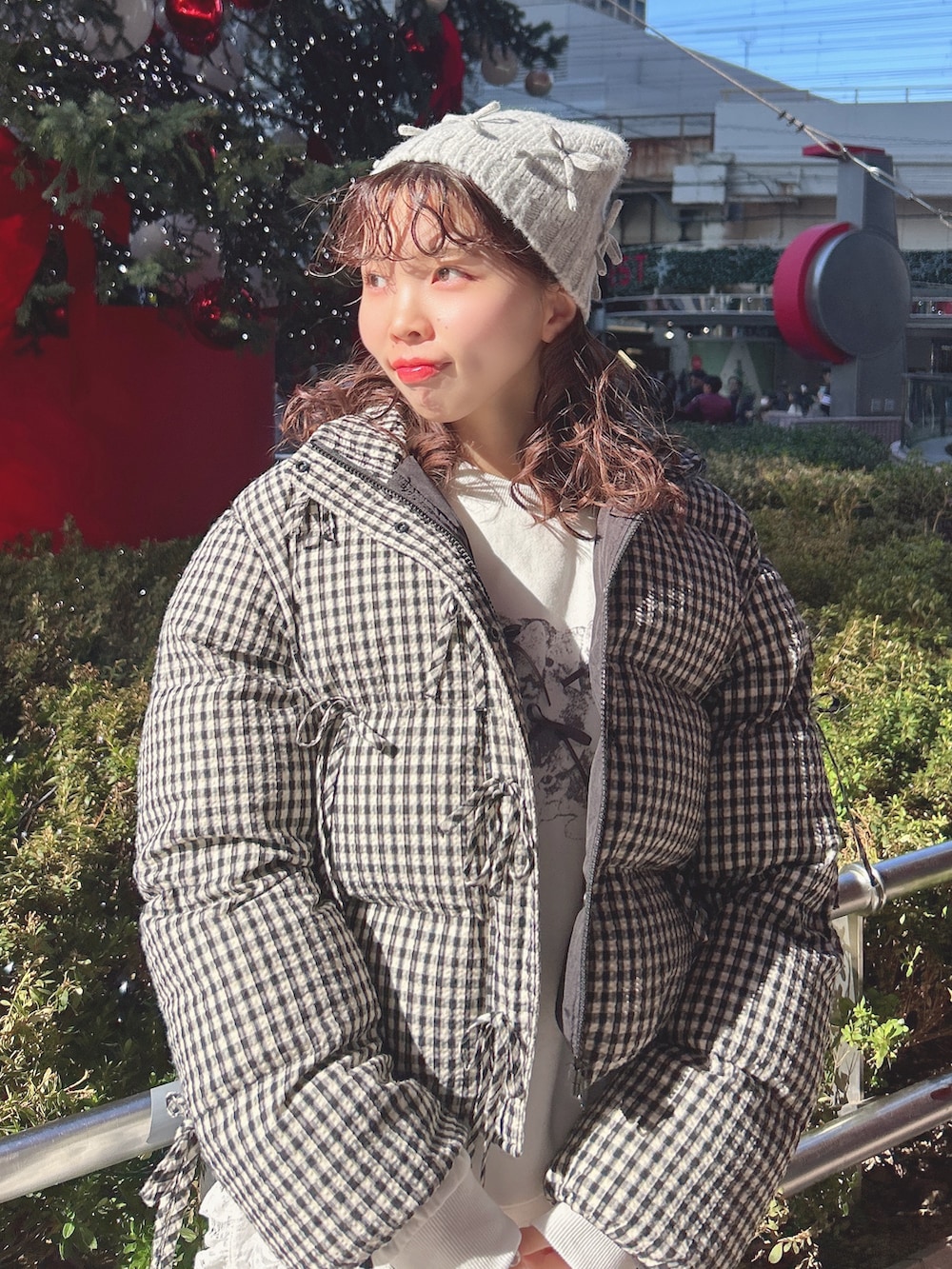 その他のブルゾン、ホワイト系のスウェット、ホワイト系のスカートを着用したレディースの冬コーディネートの4枚目の写真