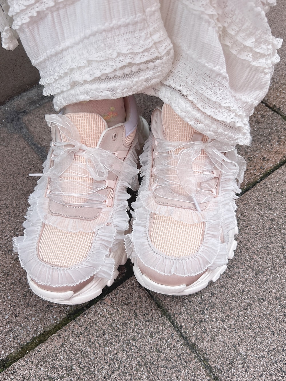 ピンク系のワンピース、ホワイト系のその他パンツ、ピンク系のスニーカーを着用したレディースの春コーディネートの10枚目の写真