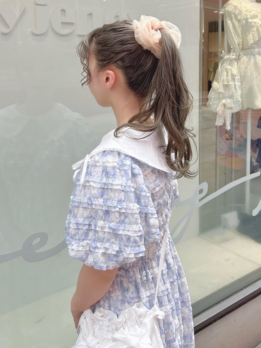 ホワイト系のシャツ/ブラウス、ブルー系のワンピース、ホワイト系のショルダーバッグを着用したレディースの夏コーディネートの6枚目の写真