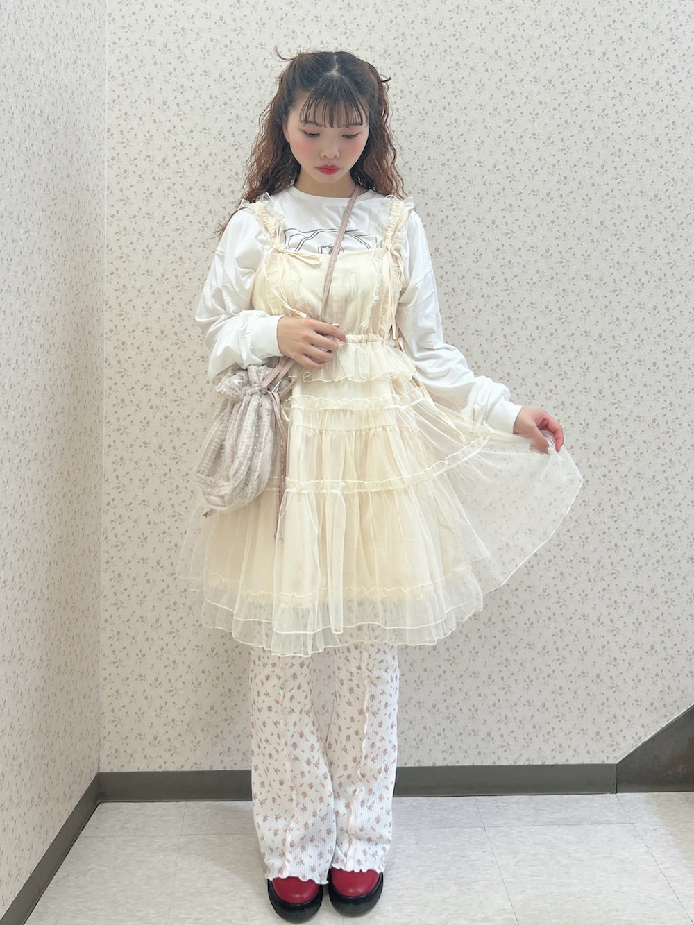 ホワイト系のワンピース、ピンク系のスウェットパンツ、レッド系のバレエシューズを着用したレディースの夏コーディネートの2枚目の写真