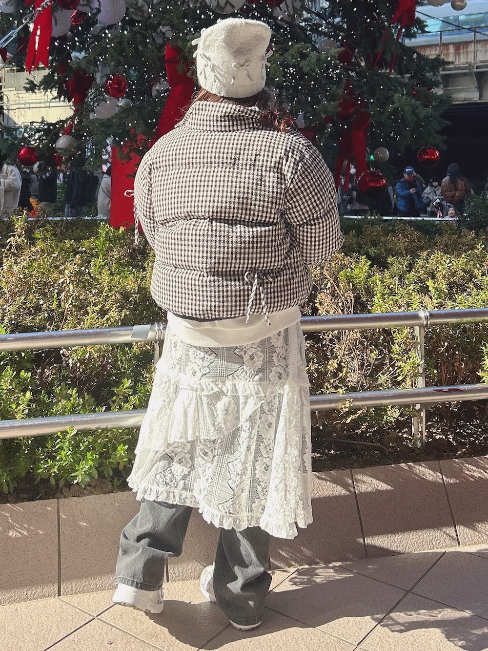 その他のブルゾン、ホワイト系のスウェット、ホワイト系のスカートを着用したレディースの冬コーディネートの2枚目の写真