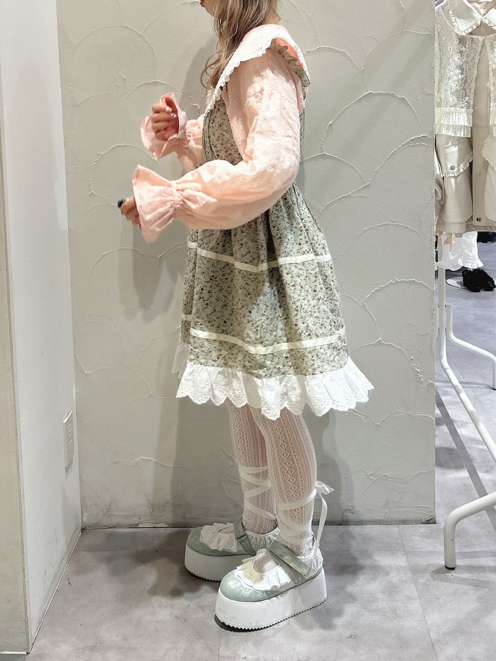 グリーン系のワンピース、ピンク系のシャツ/ブラウス、グリーン系のスニーカーを着用したレディースの冬コーディネートの3枚目の写真