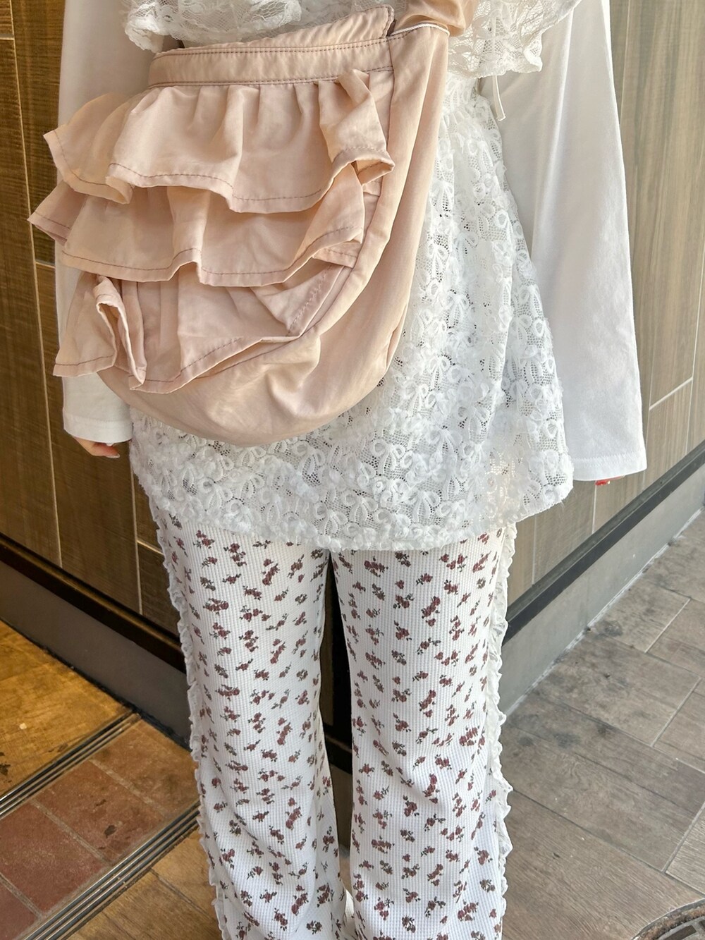 ホワイト系のTシャツ/カットソー、ピンク系のショルダーバッグ、ホワイト系のキャミソールを着用したレディースの春コーディネートの9枚目の写真