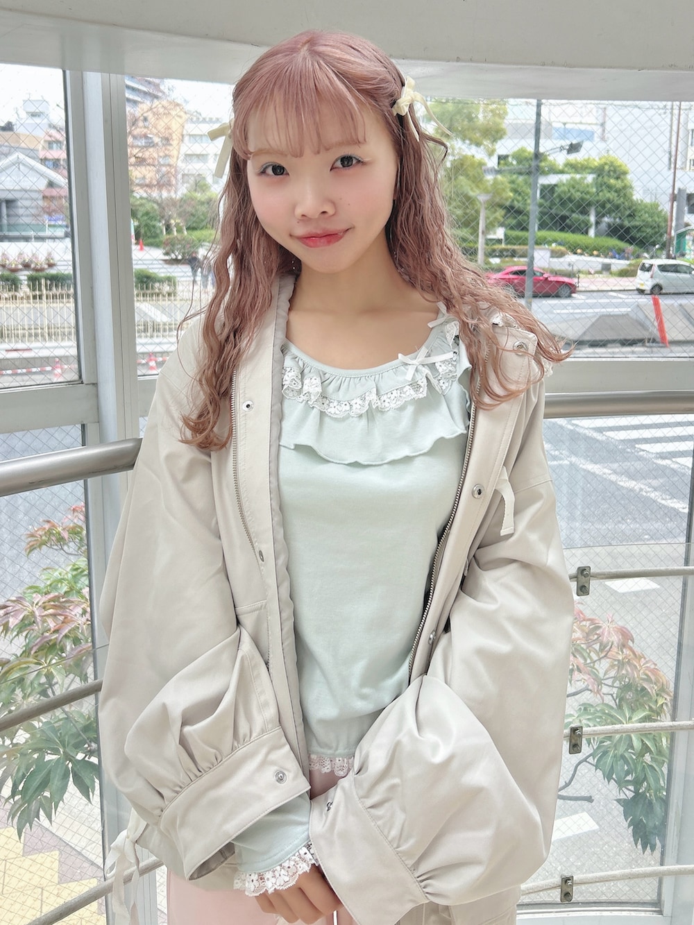 ホワイト系のブルゾン、グリーン系のTシャツ/カットソー、ピンク系のスウェットパンツを着用したレディースの冬コーディネートの5枚目の写真