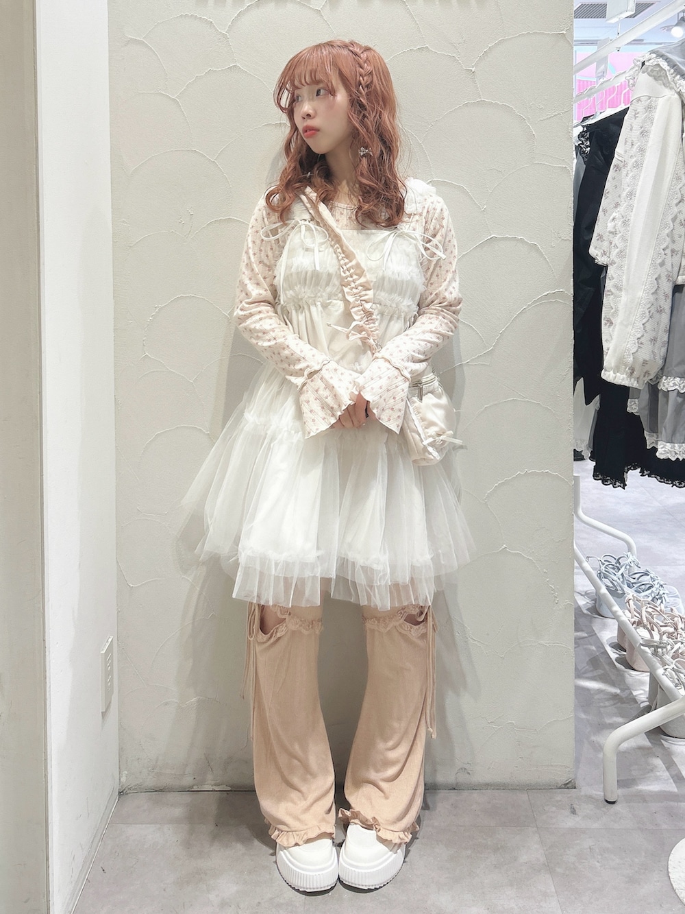 ホワイト系のワンピース、ピンク系のTシャツ/カットソー、ホワイト系のショルダーバッグを着用したレディースの春コーディネートの3枚目の写真