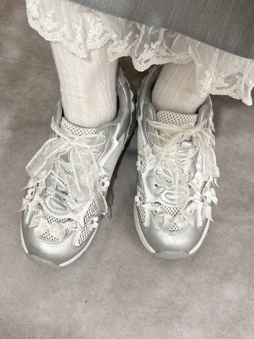 ピンク系のブルゾン、ピンク系のニット/セーター、グレー系のスカートを着用したレディースの冬コーディネートの10枚目の写真