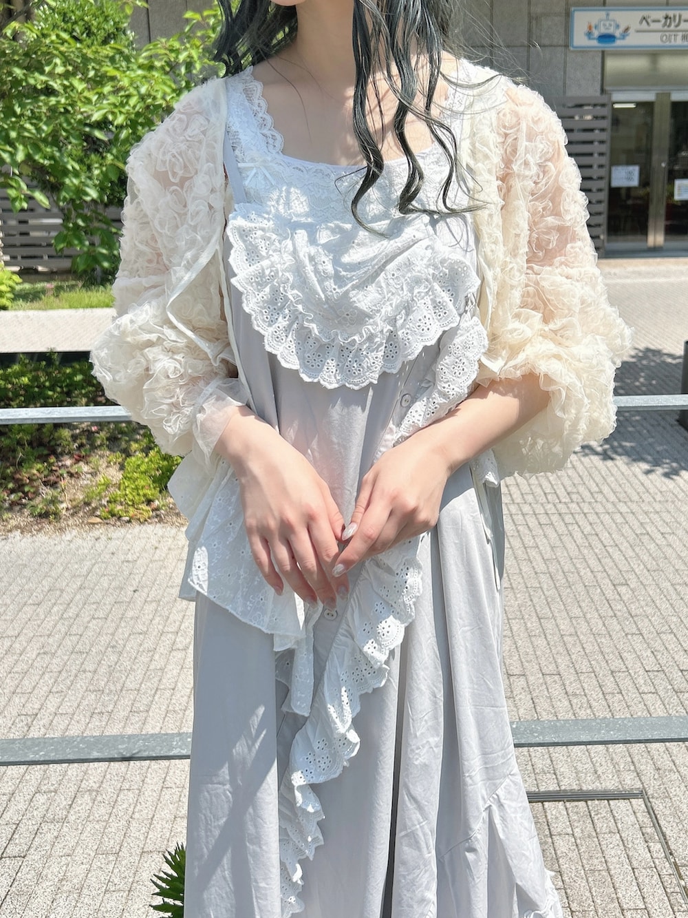 グレー系のワンピース、ホワイト系のキャミソール、ホワイト系のシャツ/ブラウスを着用したレディースの夏コーディネートの8枚目の写真