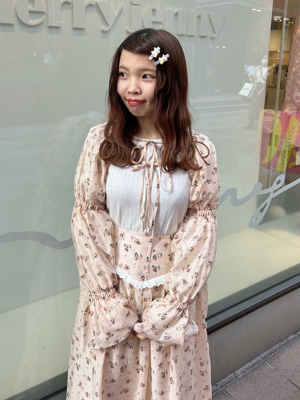 ピンク系のカーディガン/ボレロ、ホワイト系のTシャツ/カットソー、ピンク系のスカートを着用したレディースの春コーディネートの4枚目の写真