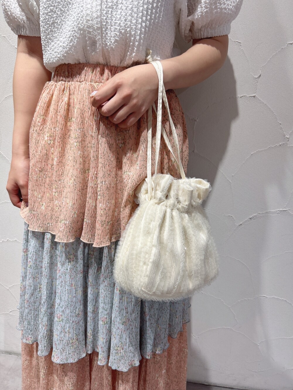 ピンク系のスカート、ホワイト系のシャツ/ブラウス、ホワイト系のショルダーバッグを着用したレディースの夏コーディネートの8枚目の写真