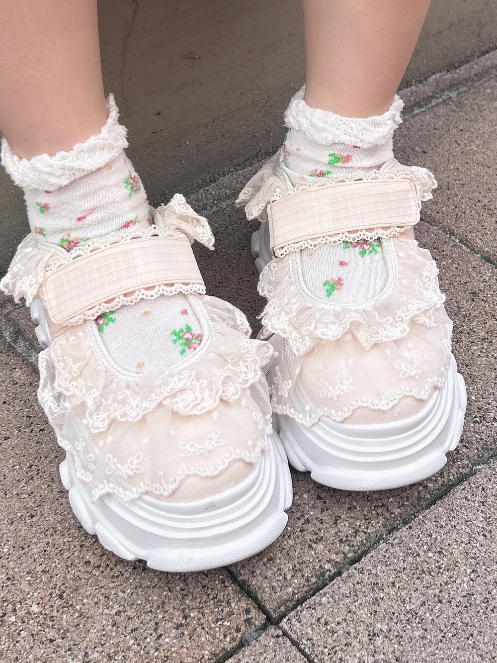 ピンク系のワンピース、ホワイト系のカーディガン/ボレロ、ピンク系のハンドバッグを着用したレディースの秋コーディネートの10枚目の写真