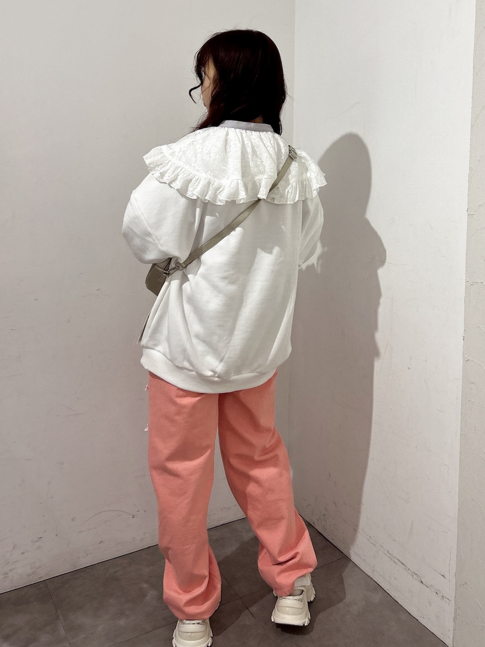 ブルー系のシャツ/ブラウス、シルバー系のショルダーバッグ、ホワイト系のスウェットを着用したレディースの冬コーディネートの3枚目の写真