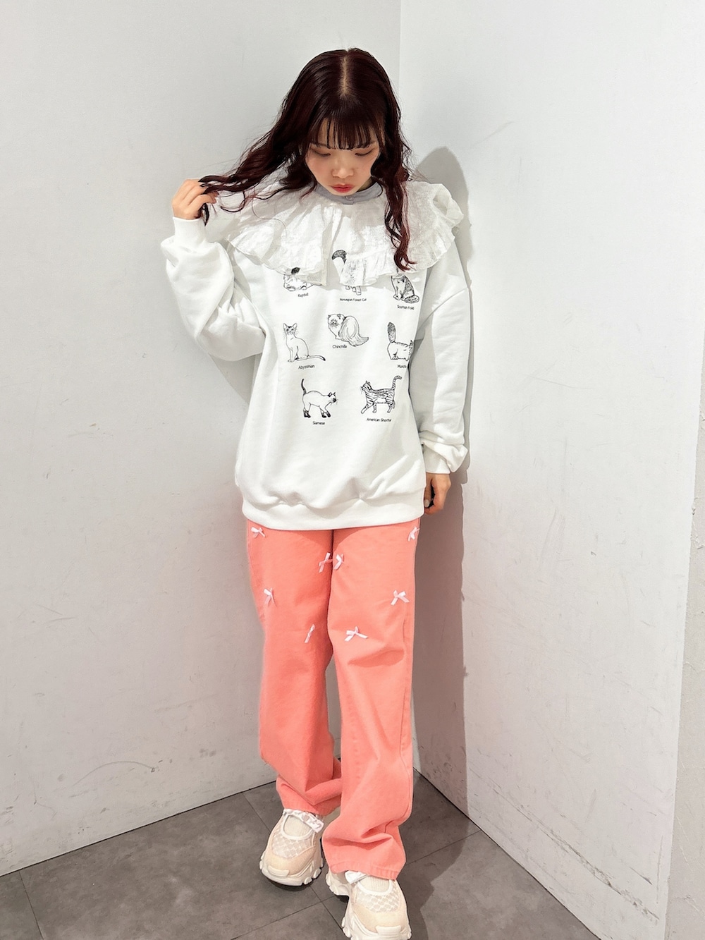 ブルー系のシャツ/ブラウス、シルバー系のショルダーバッグ、ホワイト系のスウェットを着用したレディースの冬コーディネートの6枚目の写真