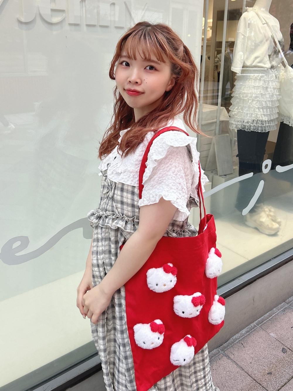 ブラック系のワンピース、ホワイト系のシャツ/ブラウス、レッド系のトートバッグを着用したレディースの夏コーディネートの5枚目の写真