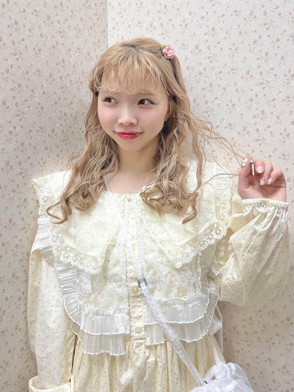 ベージュ系のワンピース、ホワイト系のハンドバッグ、ホワイト系のスニーカーを着用したレディースの冬コーディネートの5枚目の写真