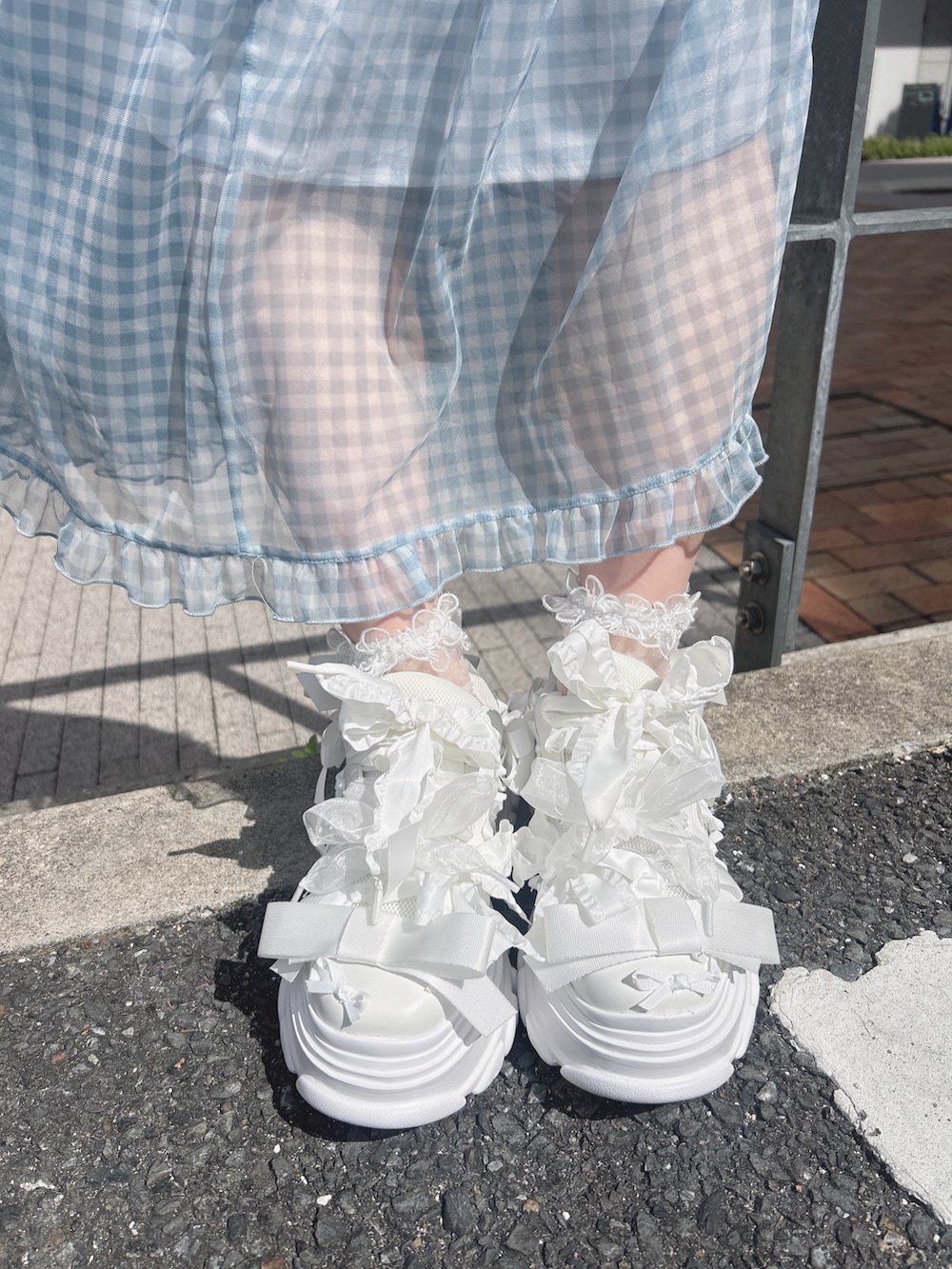 ブルー系のワンピース、ホワイト系のシャツ/ブラウス、ホワイト系のスニーカーを着用したレディースの春コーディネートの10枚目の写真