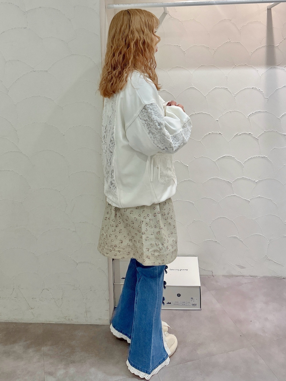 グリーン系のワンピース、ホワイト系のジャージ、ブルー系のデニムパンツを着用したレディースの秋コーディネートの2枚目の写真