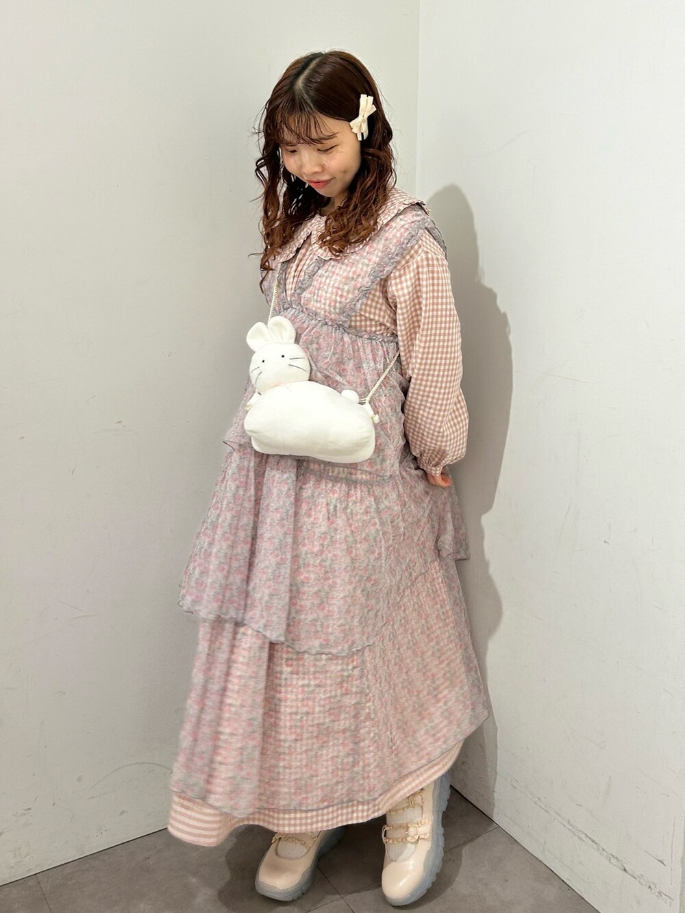 ピンク系のワンピース、ピンク系のワンピース、ホワイト系のスニーカーを着用したレディースの冬コーディネートの3枚目の写真