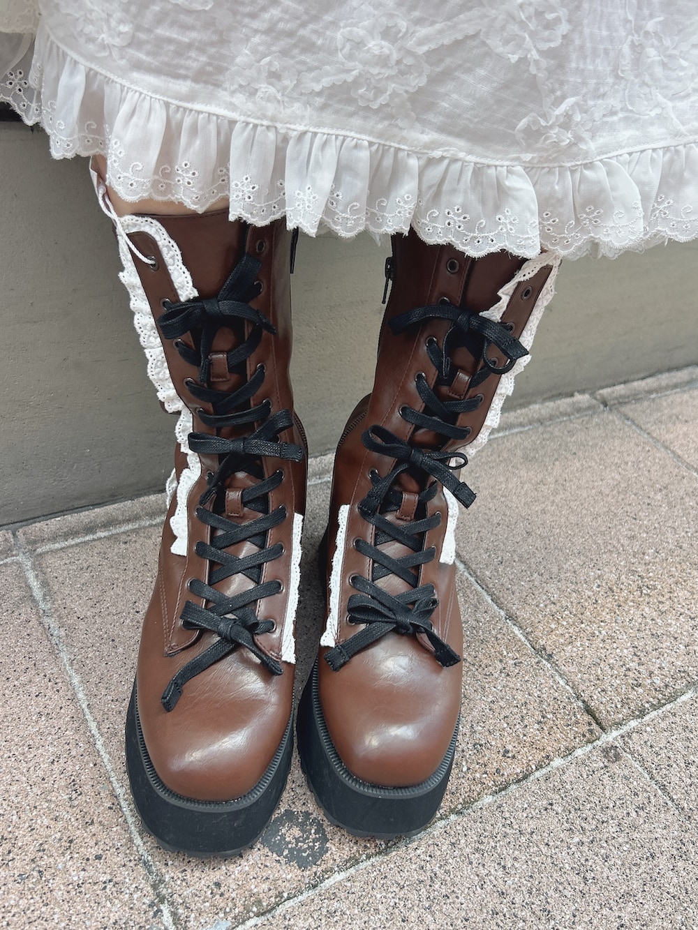 ホワイト系のテーラードジャケット、ホワイト系のスカート、ブラック系のショルダーバッグを着用したレディースの夏コーディネートの10枚目の写真