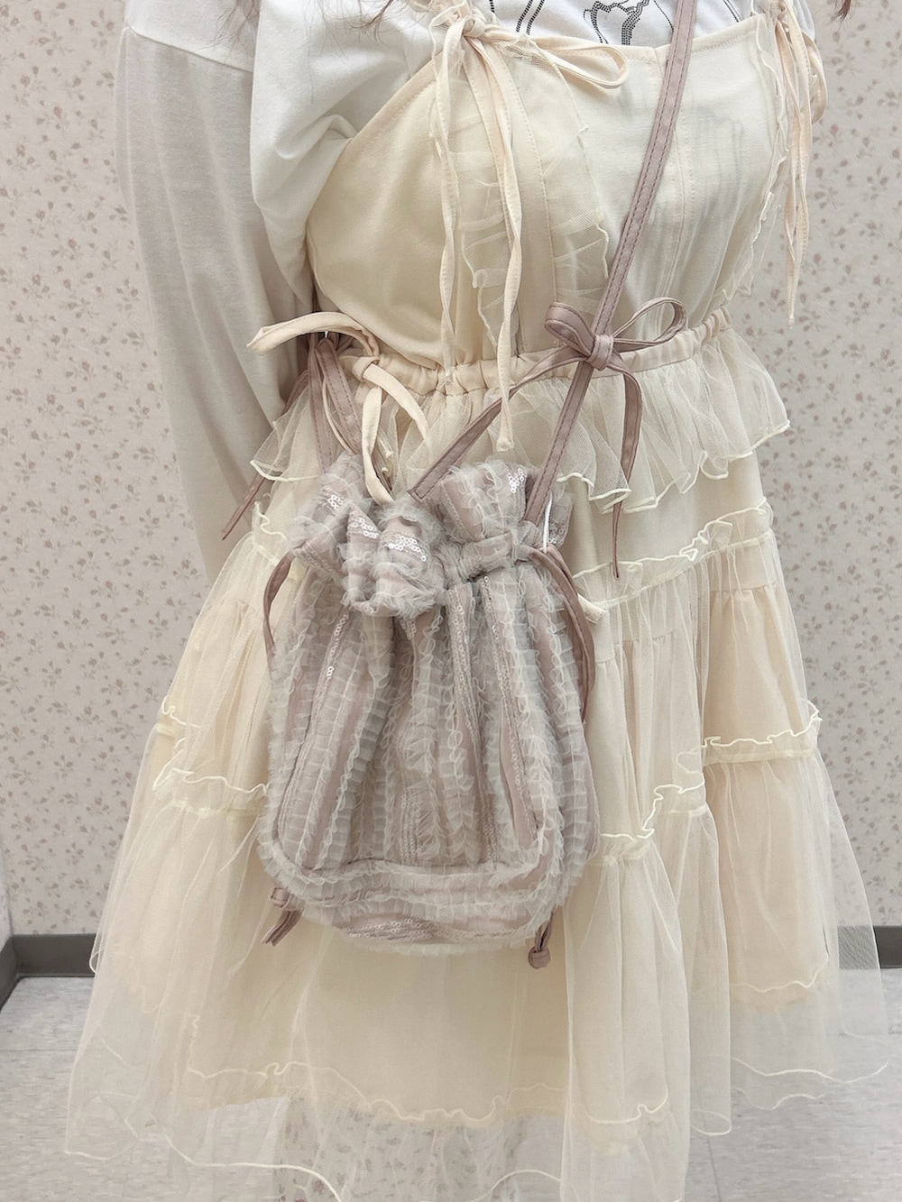 ホワイト系のワンピース、ピンク系のスウェットパンツ、レッド系のバレエシューズを着用したレディースの夏コーディネートの8枚目の写真