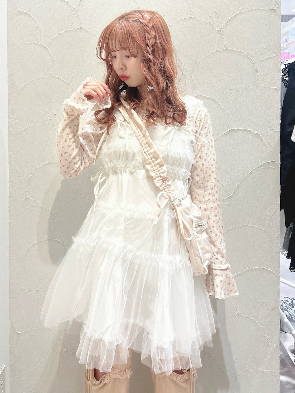 ホワイト系のワンピース、ピンク系のTシャツ/カットソー、ホワイト系のショルダーバッグを着用したレディースの春コーディネートの4枚目の写真