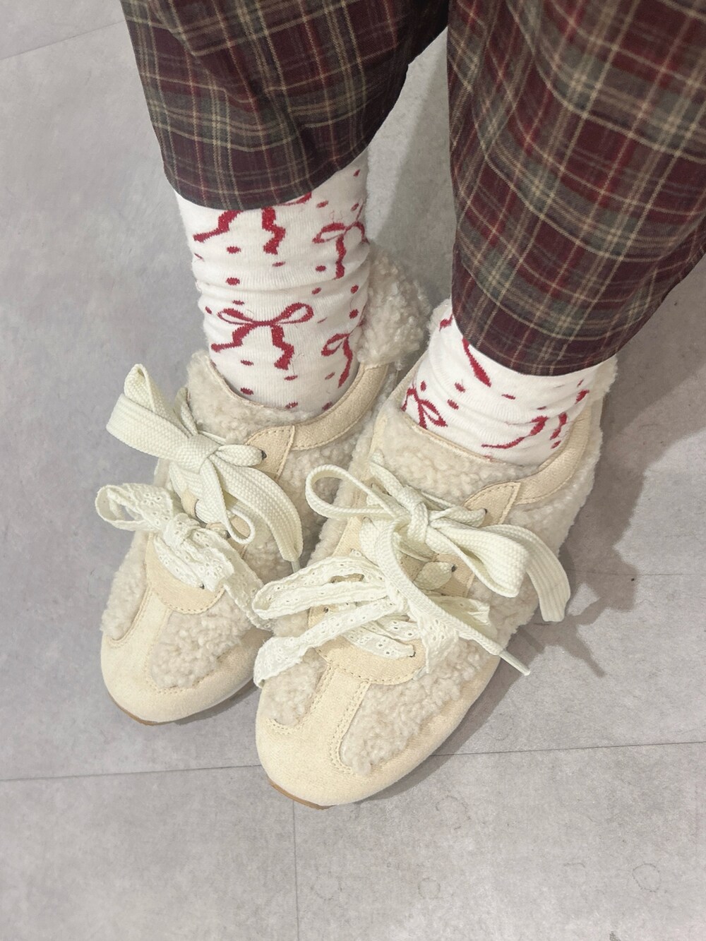 ブラウン系のワンピース、ホワイト系のスニーカー、ホワイト系のカチューシャを着用したレディースの秋コーディネートの10枚目の写真