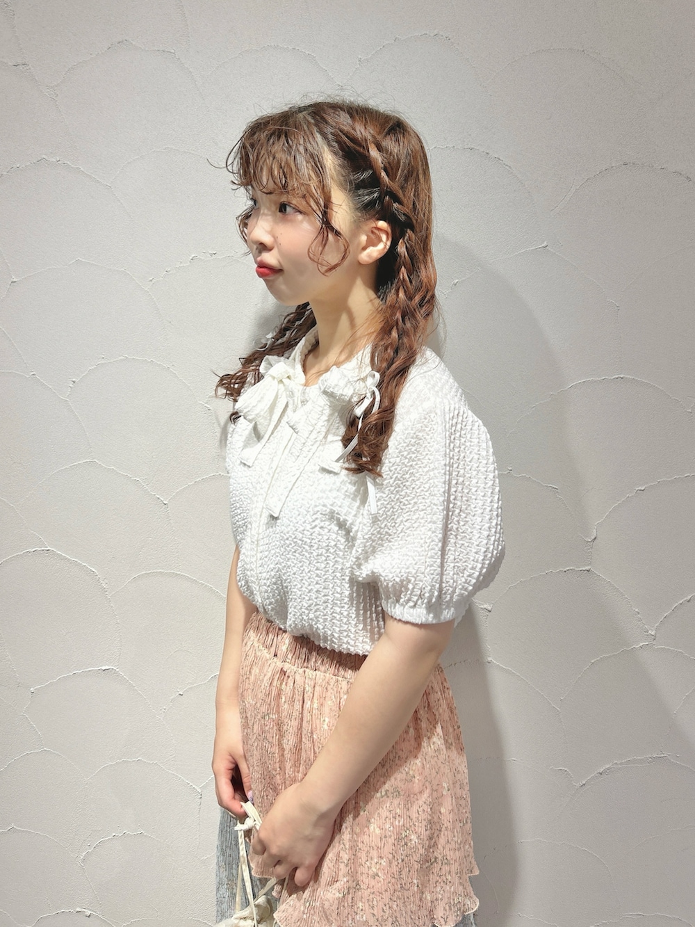 ピンク系のスカート、ホワイト系のシャツ/ブラウス、ホワイト系のショルダーバッグを着用したレディースの夏コーディネートの5枚目の写真