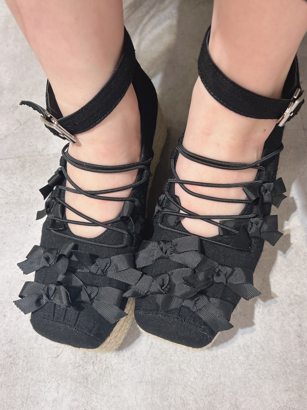 ホワイト系のシャツ/ブラウス、ブラック系のスカート、ブラック系のトートバッグを着用したレディースの春コーディネートの10枚目の写真