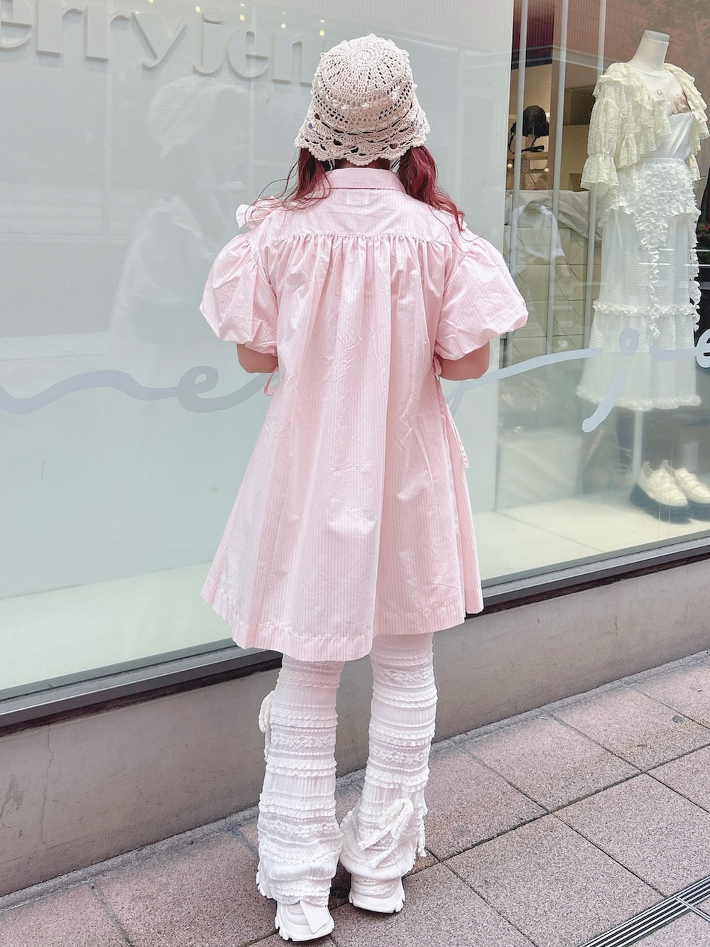 ピンク系のワンピース、ホワイト系のその他パンツ、ピンク系のスニーカーを着用したレディースの春コーディネートの2枚目の写真