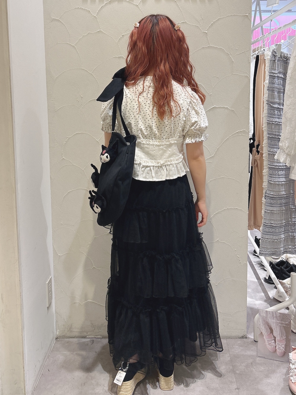 ホワイト系のシャツ/ブラウス、ブラック系のスカート、ブラック系のトートバッグを着用したレディースの春コーディネートの3枚目の写真