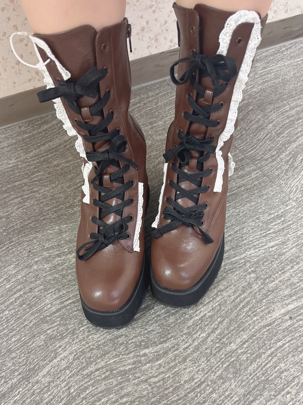 ホワイト系のテーラードジャケット、ブルー系のワンピース、ブラウン系のブーツを着用したレディースの秋コーディネートの9枚目の写真