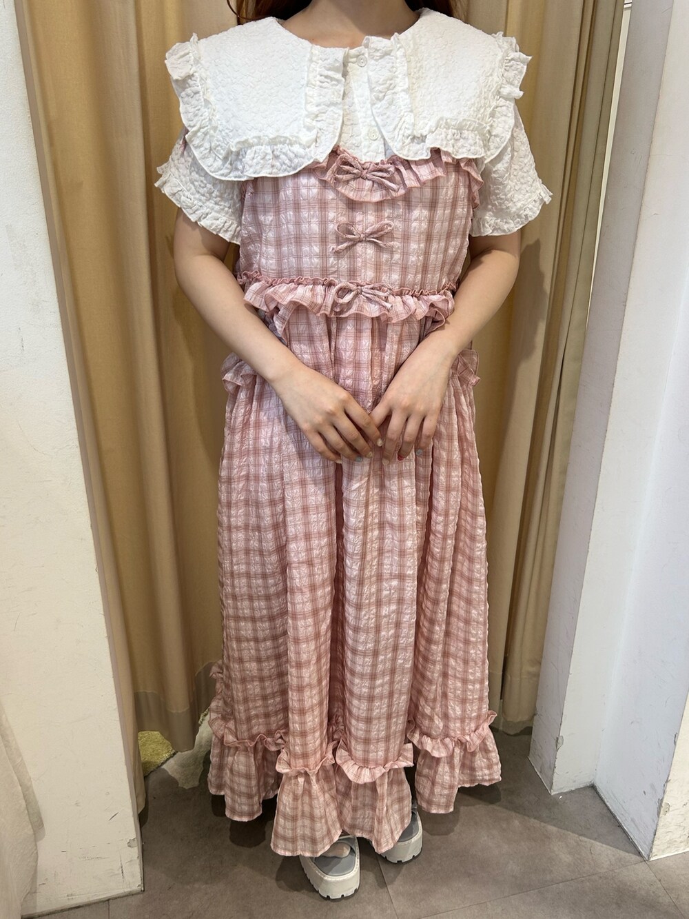 ピンク系のワンピース、ホワイト系のシャツ/ブラウス、ブルー系のサンダルを着用したレディースの夏コーディネートの6枚目の写真