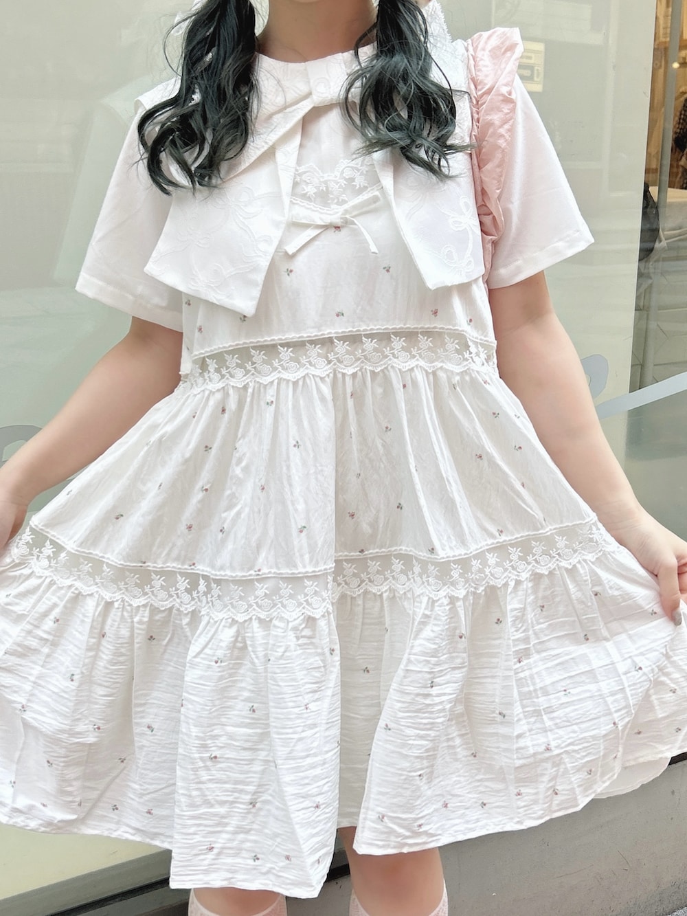 ピンク系のキャミソール、ホワイト系のワンピース、ピンク系のショルダーバッグを着用したレディースの夏コーディネートの9枚目の写真