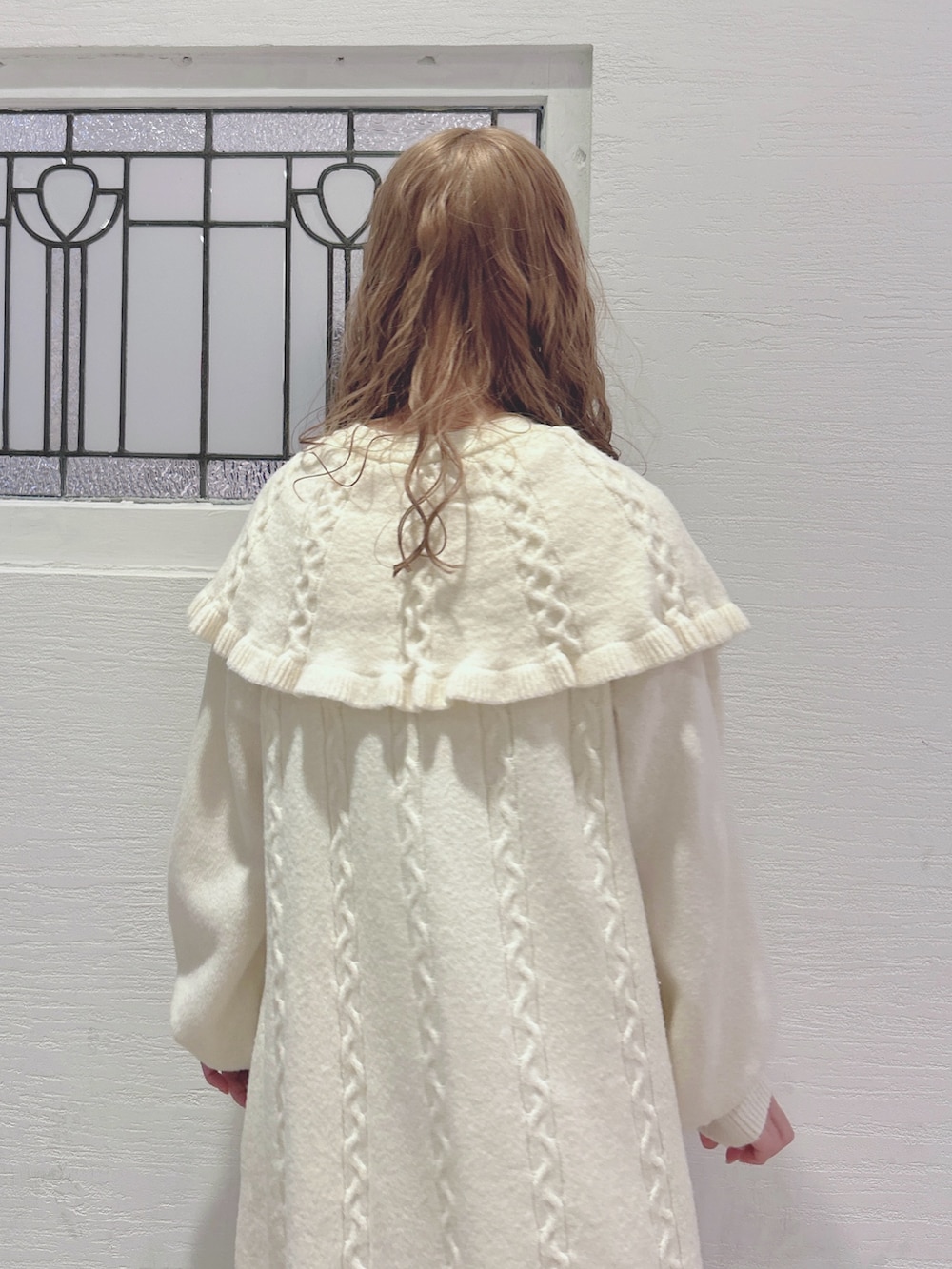 ホワイト系のワンピース、ホワイト系のローファーを着用したレディースの秋コーディネートの7枚目の写真